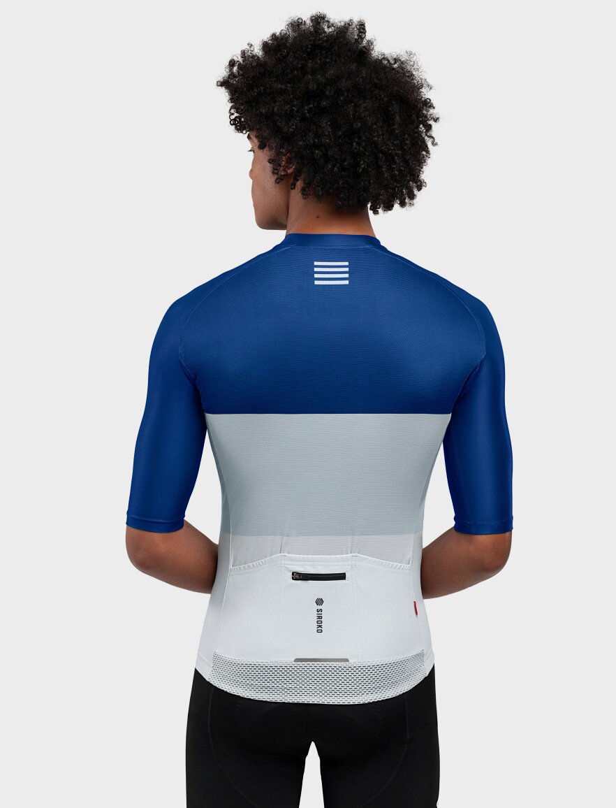 SIROKO - Wielershirt Siroko M2 Riedberg - S - Blauw/Grijs/Wit SIROKO - Wielershirt Siroko M2 Riedberg - S - Blauw/Grijs/Wit
