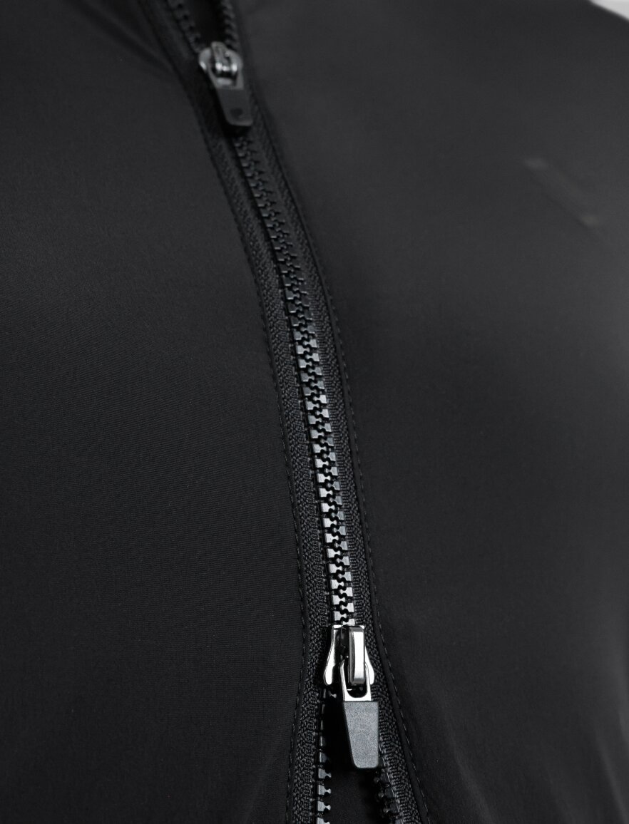 J4 Windbreak Black