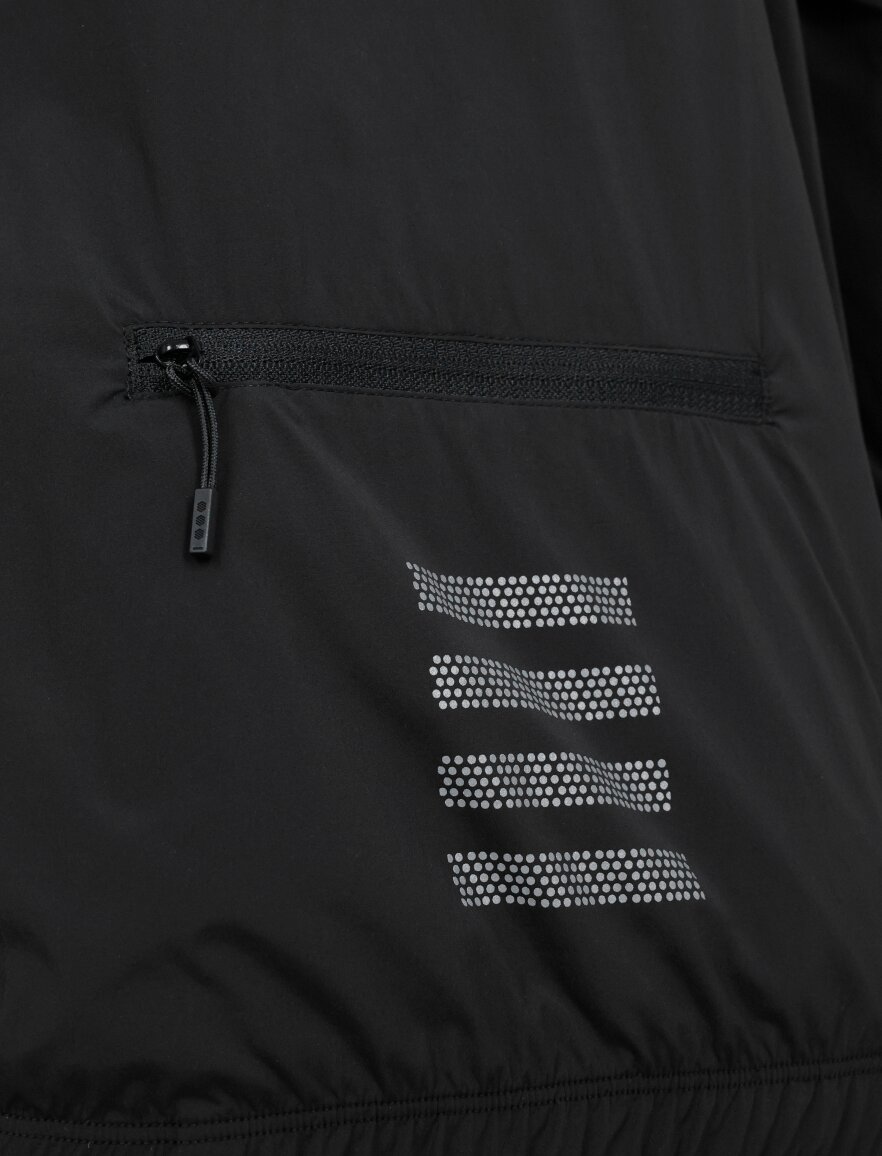 J4 Windbreak Black